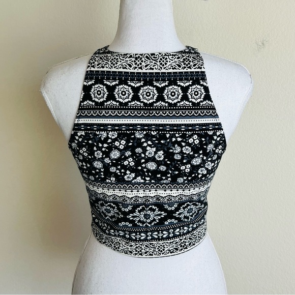 Forever 21 Black & White Floral Tribal Print Crop Top Tank Top - Picture 2 of 8